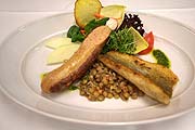 Bratwurst und Zander auf Linsensalat (Foto: Martin Schmitz)